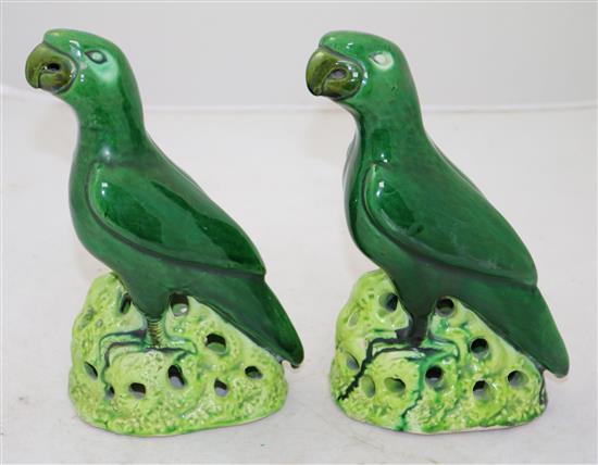 Two Chinese green glazed pottery models of parrots, late 19th/early 20th century, 20cm